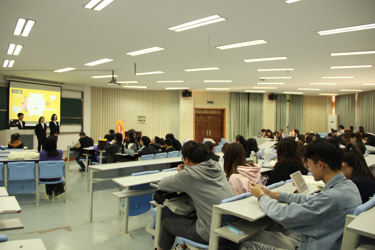 会议室里的人们描述已自动生成