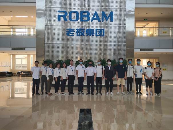 一群人站在墙边描述已自动生成